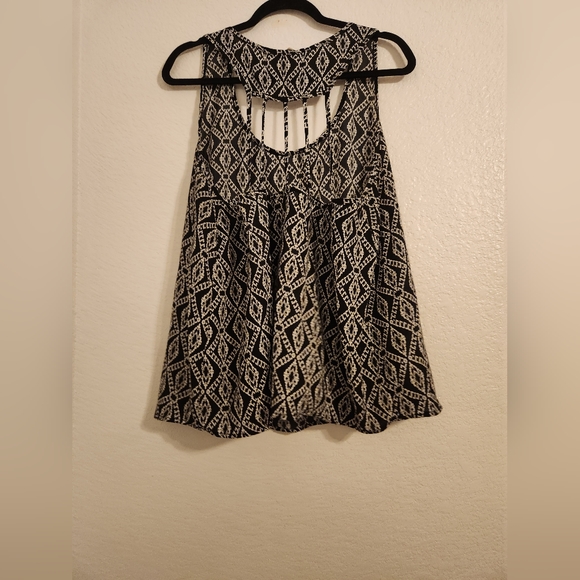 Deb flowy geometric shaped top with cage back Size 3X - Picture 4 of 6